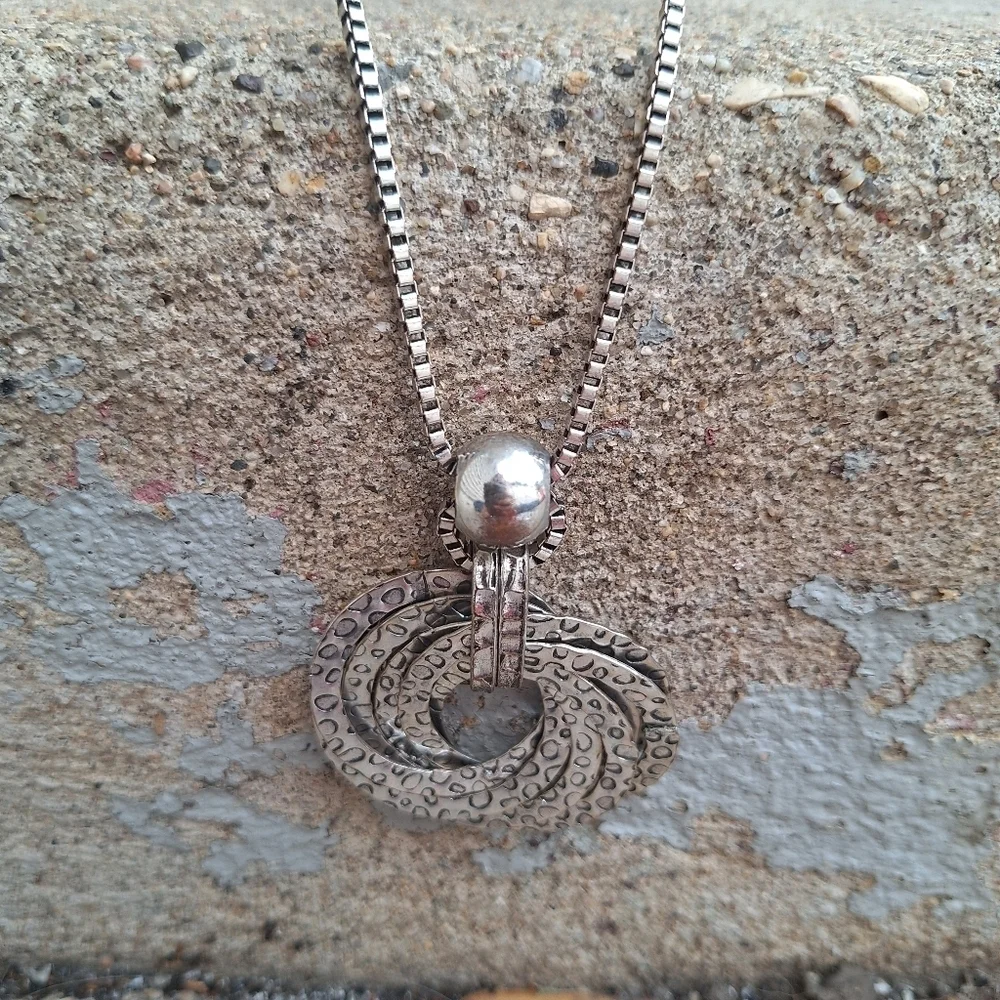 🌟 Elegant Silver Necklace with Pendant